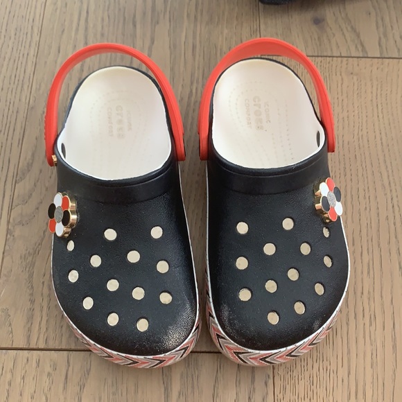 Girls Crocs by Drew Berrymore - Picture 2 of 4